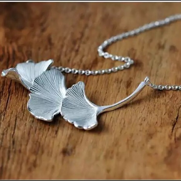 Oriental Gingko Leaf Minimalist Plant Necklace - Picture 6 of 8